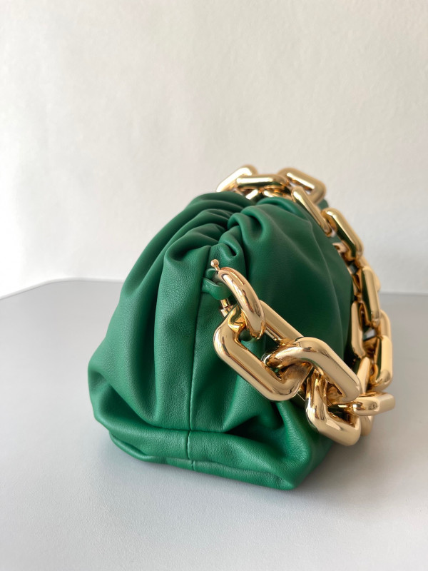 bo*te*ga Ve*ne*ta the chain pouch