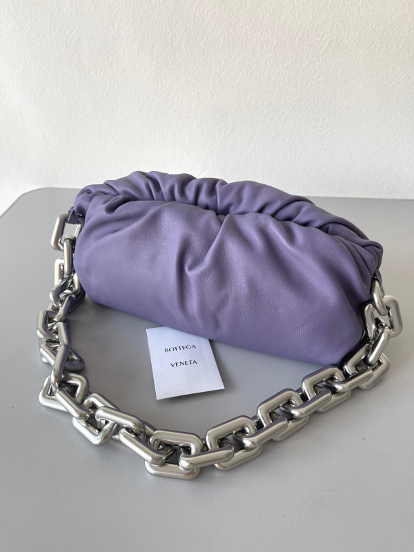 bo*te*ga Ve*ne*ta the chain pouch