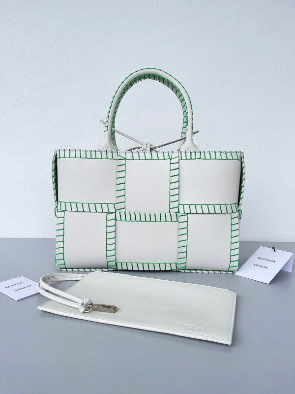 bo*te*ga Ve*ne*ta small arco tote bag