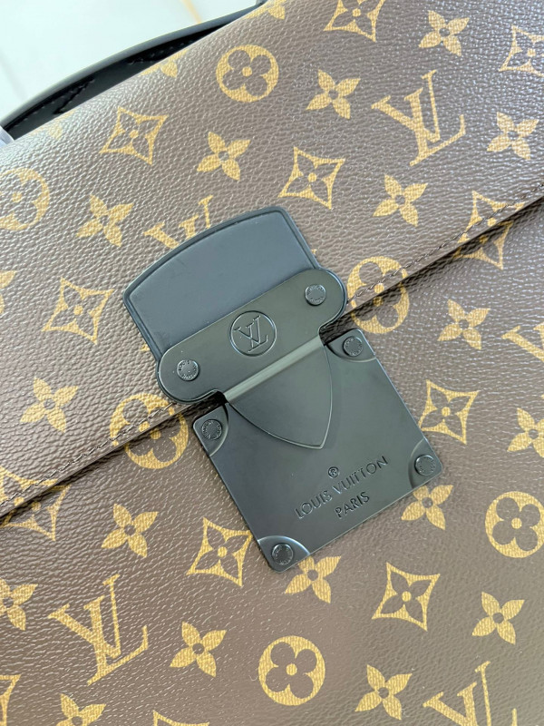 l0*is V*t0n s lock briefcase