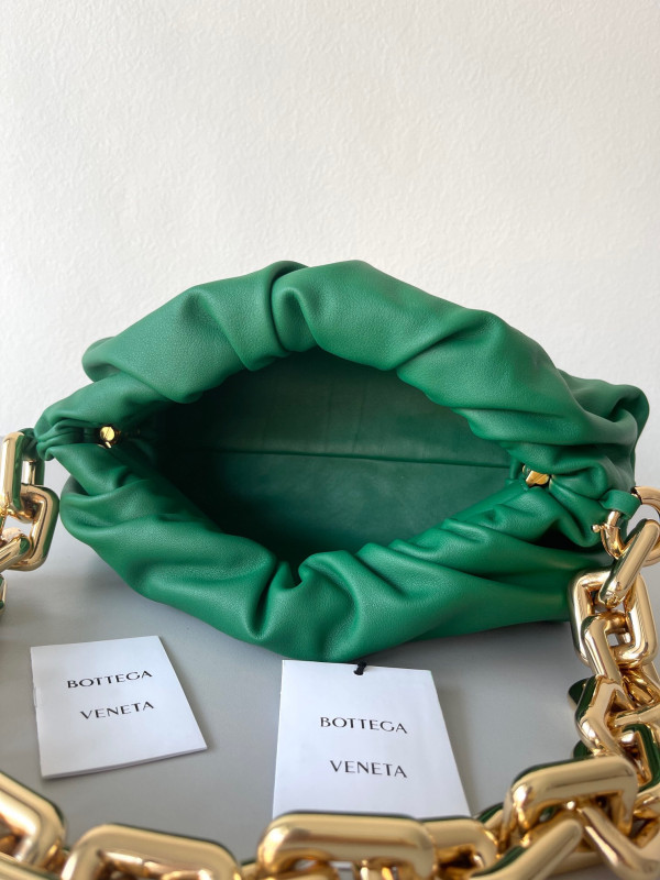bo*te*ga Ve*ne*ta the chain pouch