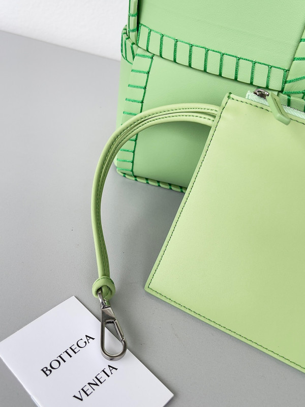 bo*te*ga Ve*ne*ta small arco tote bag