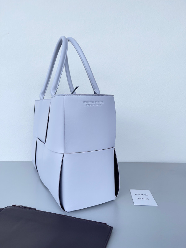 bo*te*ga Ve*ne*ta arco medium tote