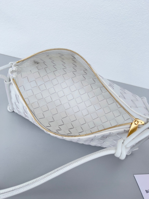 bo*te*ga Ve*ne*ta pouch on strap