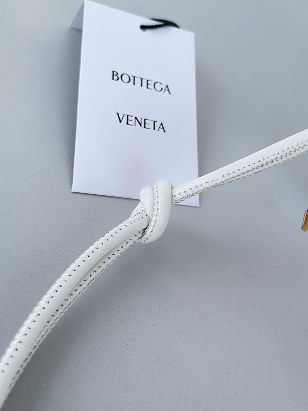 bo*te*ga Ve*ne*ta pouch on strap