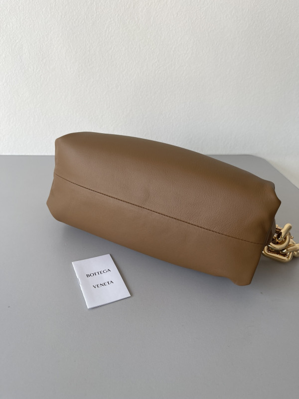 bo*te*ga Ve*ne*ta the chain pouch