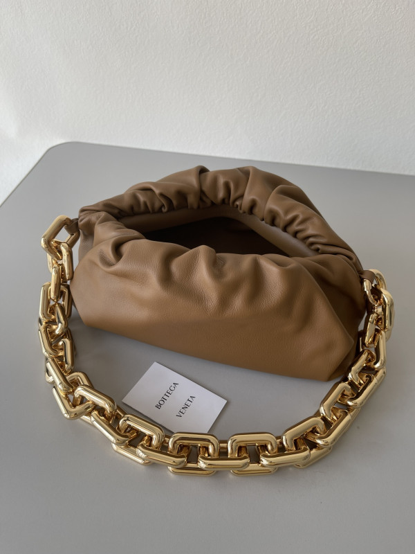 bo*te*ga Ve*ne*ta the chain pouch
