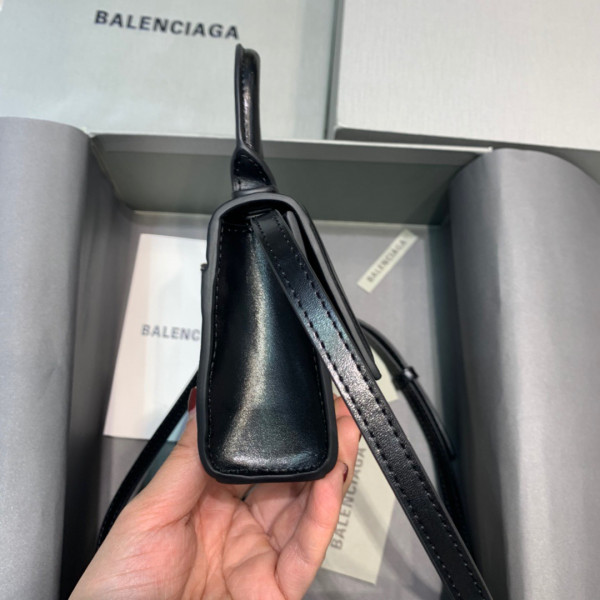 Ba*len*cia*ga hourglass