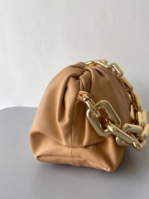 bo*te*ga Ve*ne*ta the chain pouch