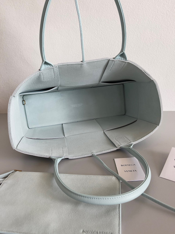 bo*te*ga Ve*ne*ta arco medium tote