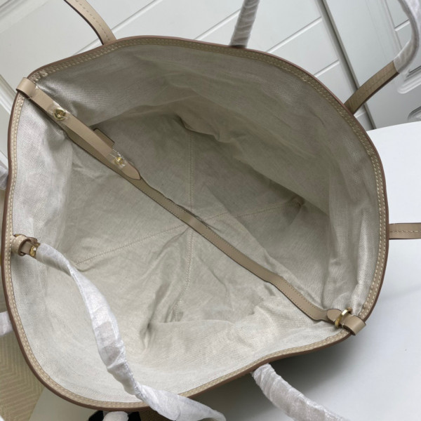 B**rry beach tote