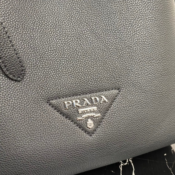 Pra*a leather tote