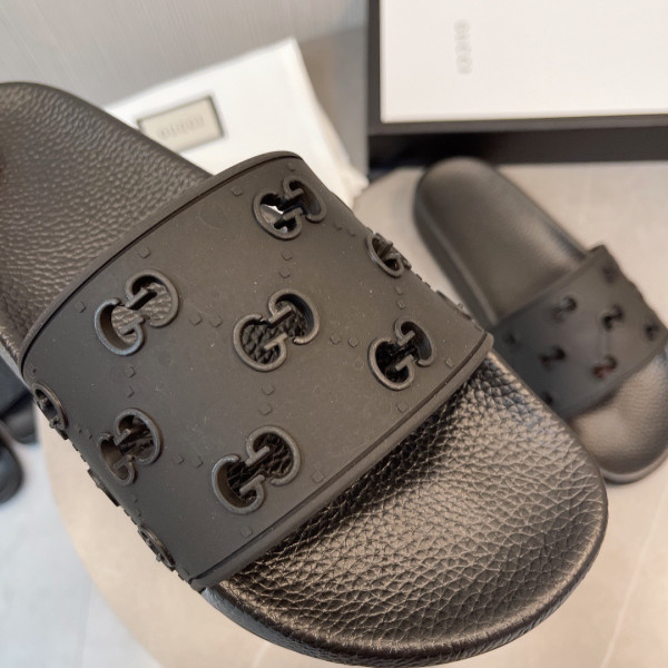 G*u*i slippers