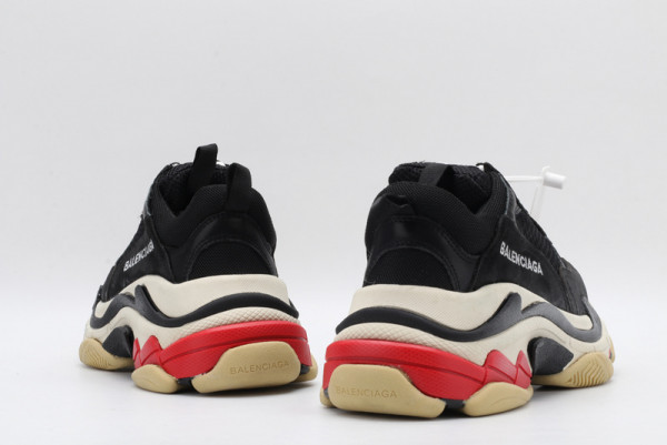 Ba*len*cia*ga triple s