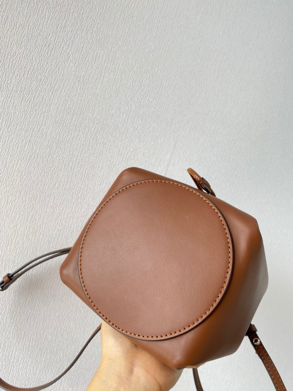 B**rry bucket bag