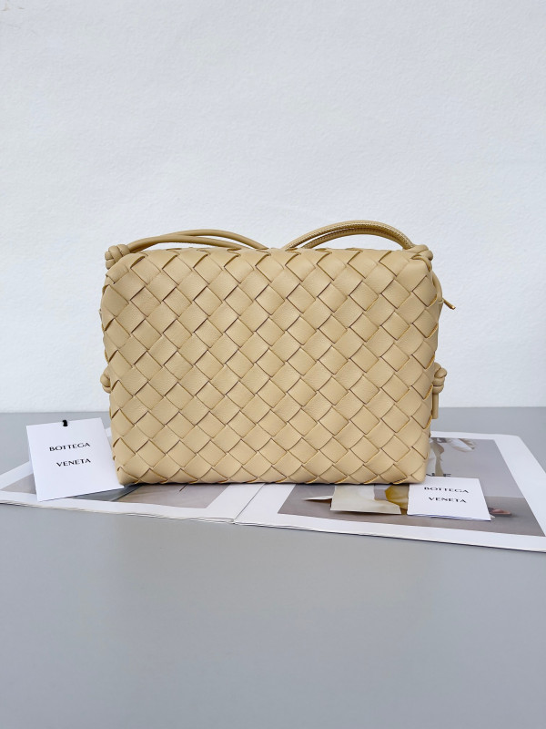 bo*te*ga Ve*ne*ta small loop camera bag