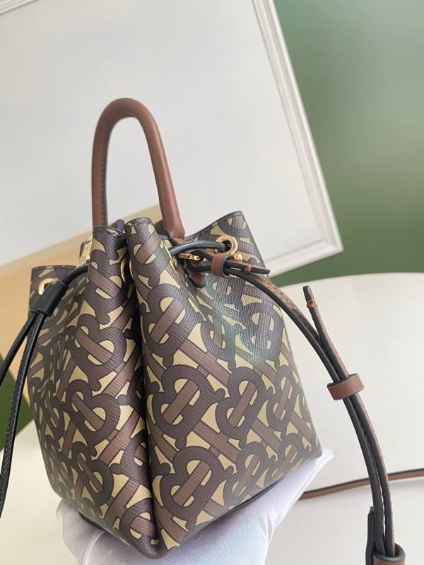 B**rry bucket bag