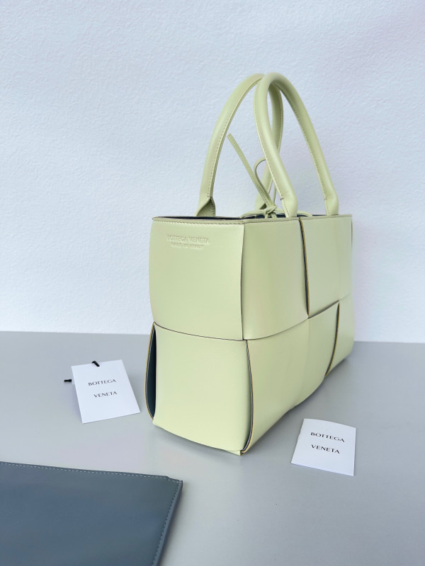 bo*te*ga Ve*ne*ta small arco tote bag