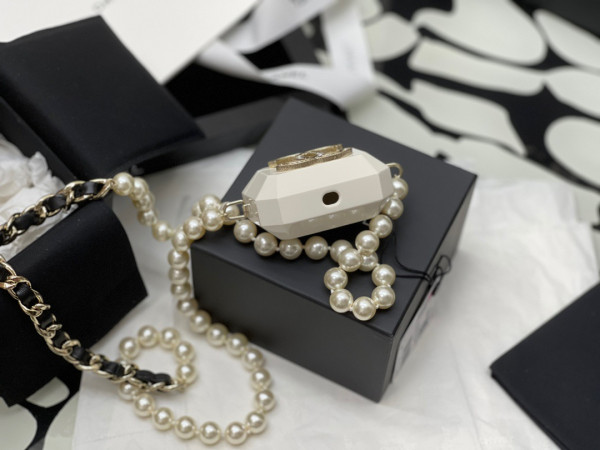 CL AIRPODS CASE PRO NECKLACE