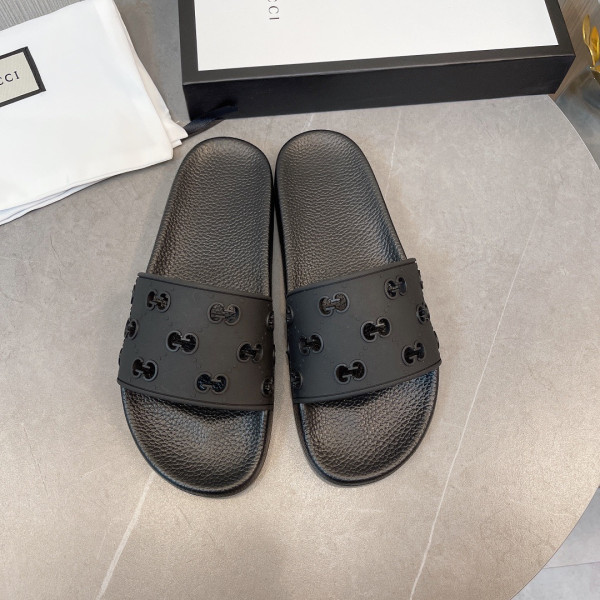 G*u*i slippers