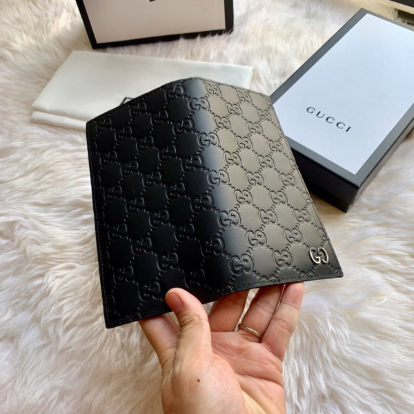 G*u*i long wallet