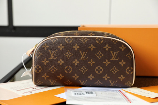 l0*is V*t0n toiletry bag