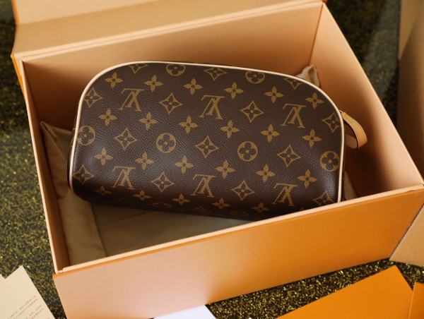 l0*is V*t0n toiletry bag