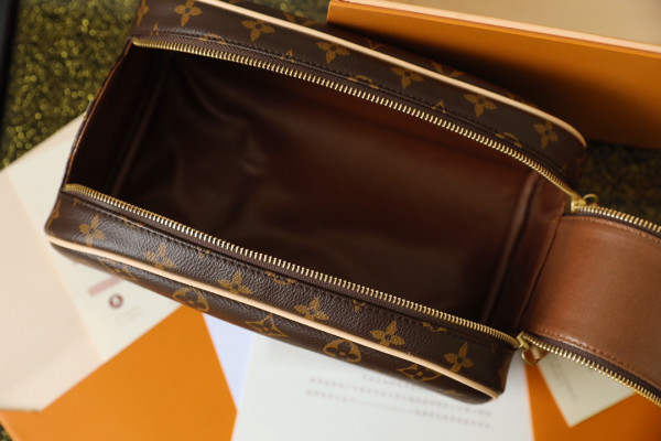 l0*is V*t0n toiletry bag