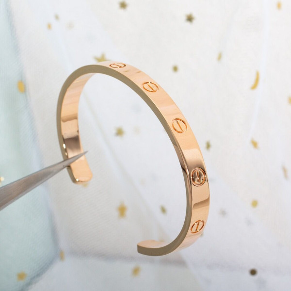 Ca*t*er  bracelet