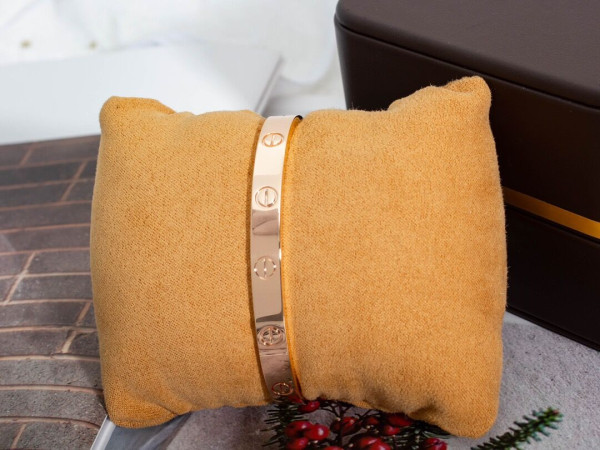 Ca*t*er  bracelet