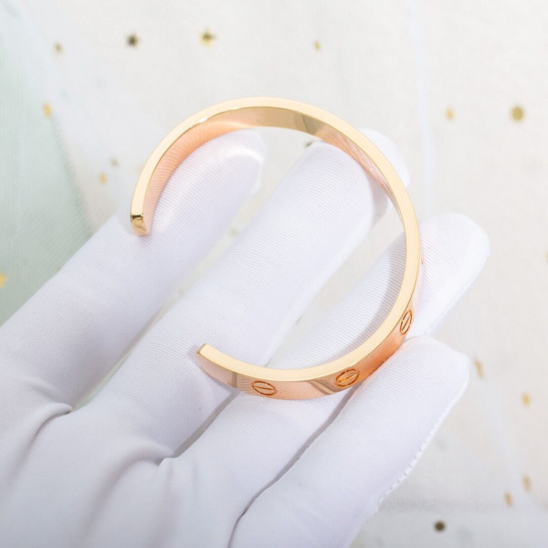 Ca*t*er  bracelet