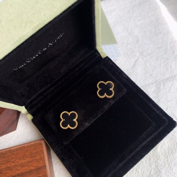 V*N CL*F & arpels perlée earrings