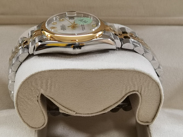 R*l*x watch