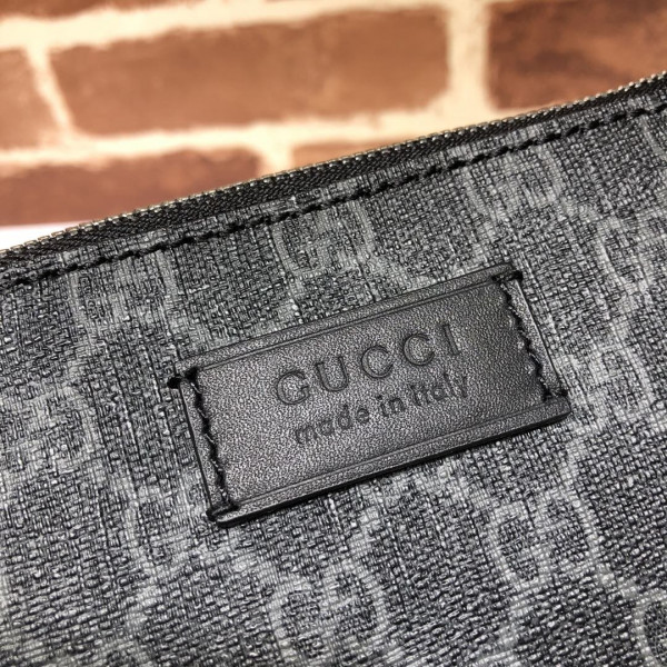 G*u*i pouch