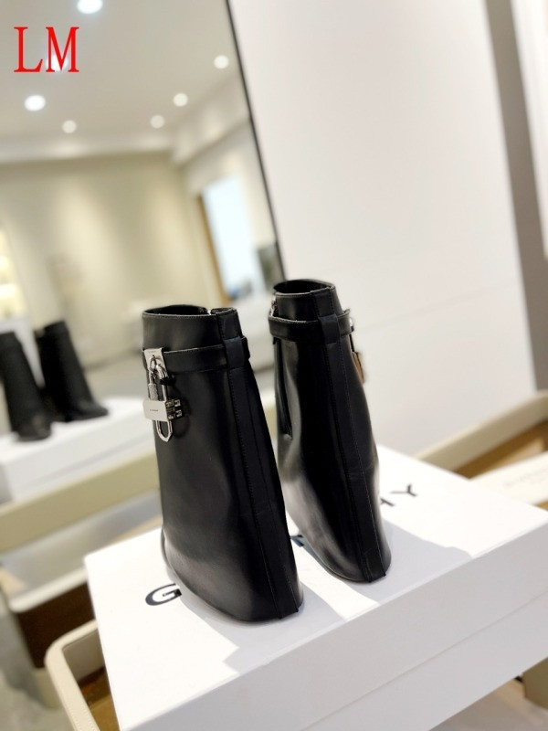 Gienvchy Boots