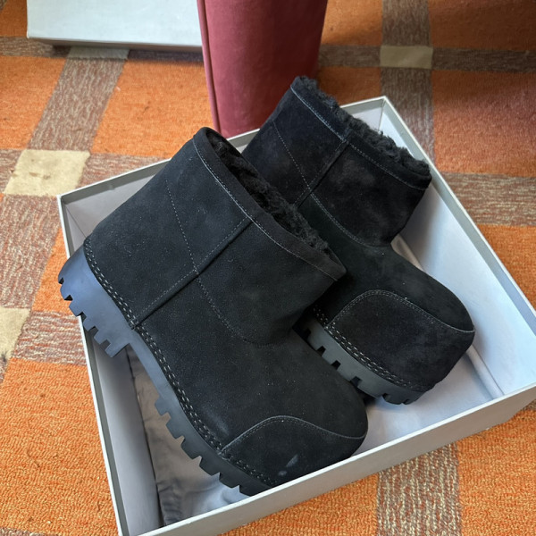 Ba*len*cia*ga alaska fur bootie