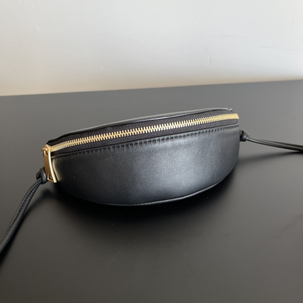 bo*te*ga Ve*ne*ta pouch on strap