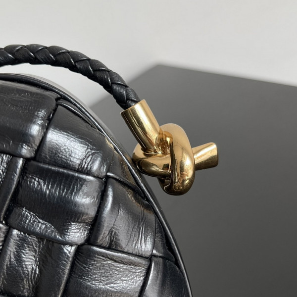 bo*te*ga Ve*ne*ta knot minaudiere on strap