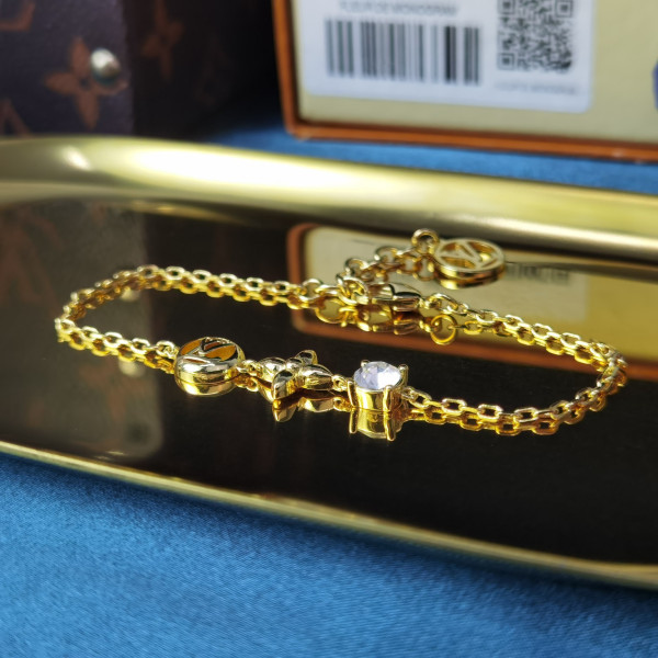 l0*is V*t0n bracelet