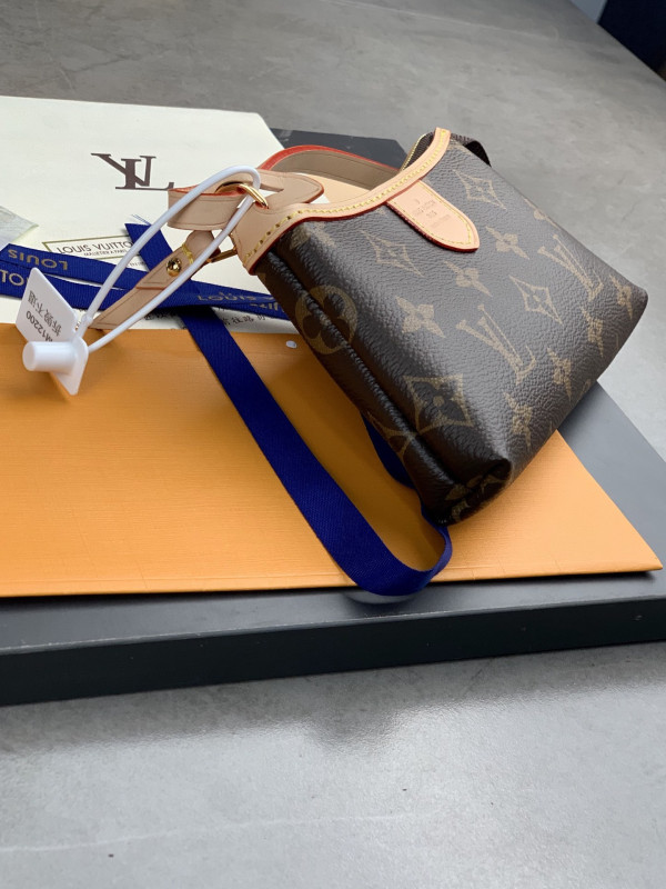 l0*is V*t0n monogram mini pochette delightful pouch
