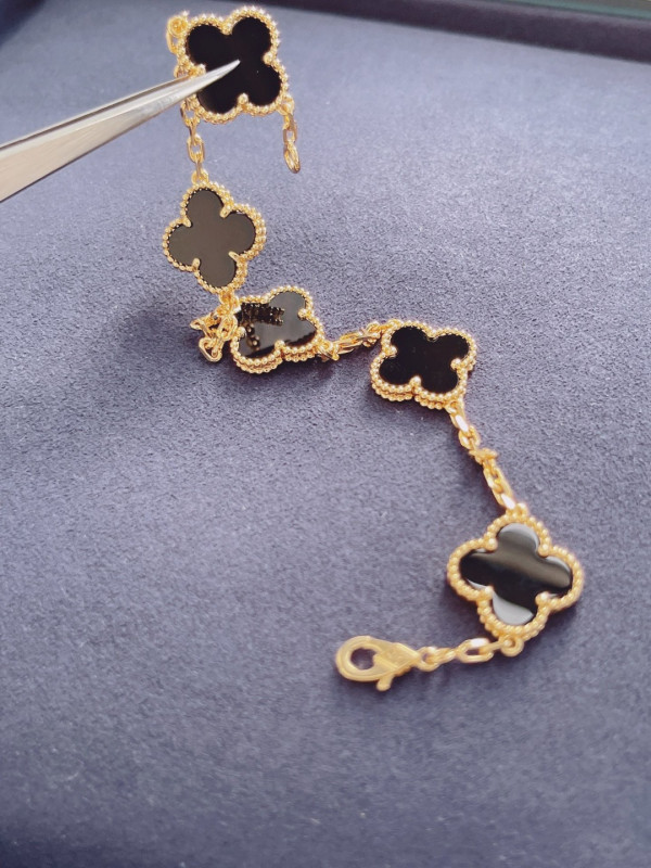 V*N CL*F & arpels perlée bracelet
