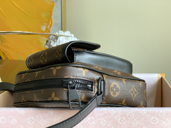 l0*is V*t0n christopher wearable wallet