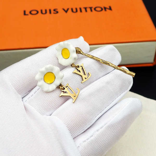 l0*is V*t0n earrings