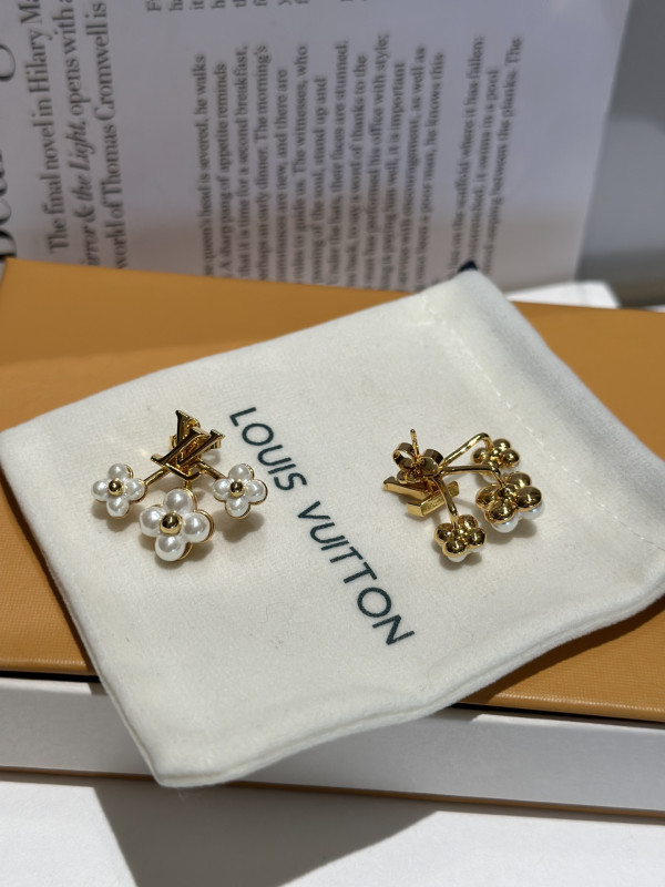 l0*is V*t0n earrings