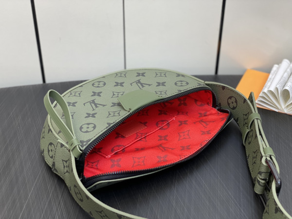 l0*is V*t0n moon crossbody