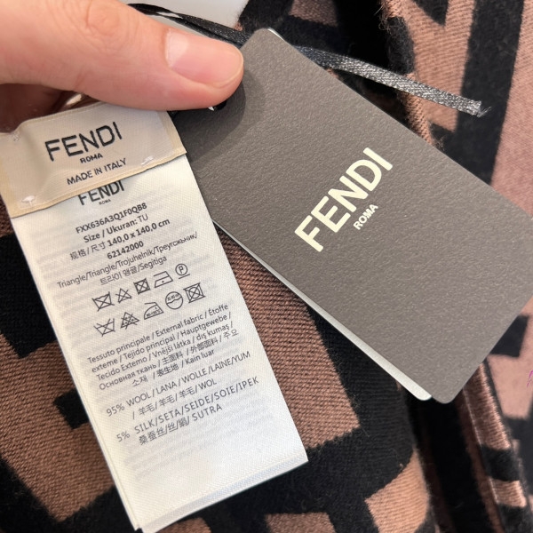 F**di poncho