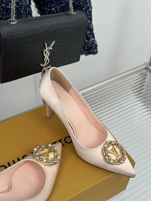 l0*is V*t0n heels