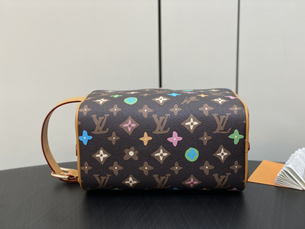 l0*is V*t0n locker dopp kit bag-23*13*12cm