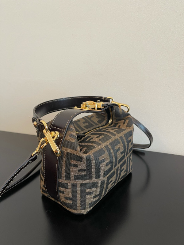 F**di vintage bag-16x9x11cm