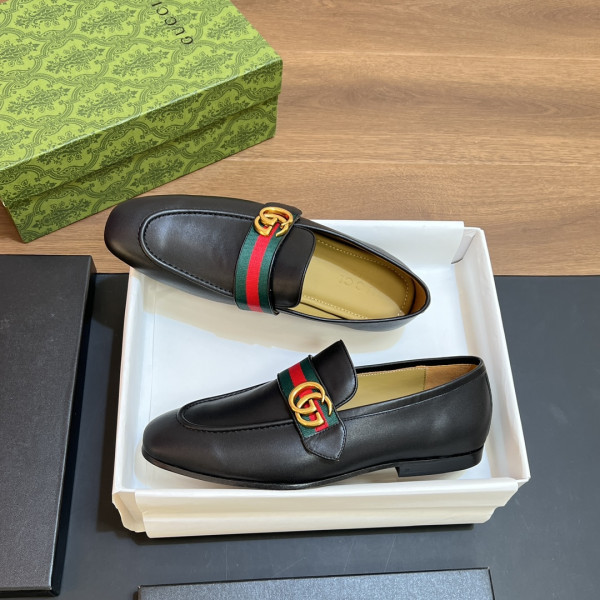 G*u*i men loafer